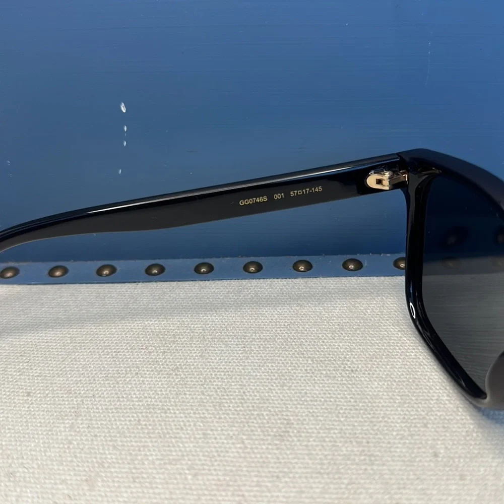 Authentic- New - GUCCI Grey Rectangular Men's Sunglasses GG0746S 001 57